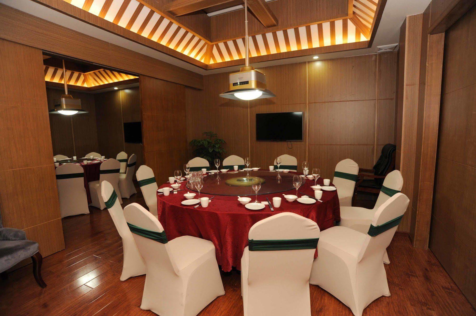 Chengdu Panda Prince Culture Hotel Екстер'єр фото